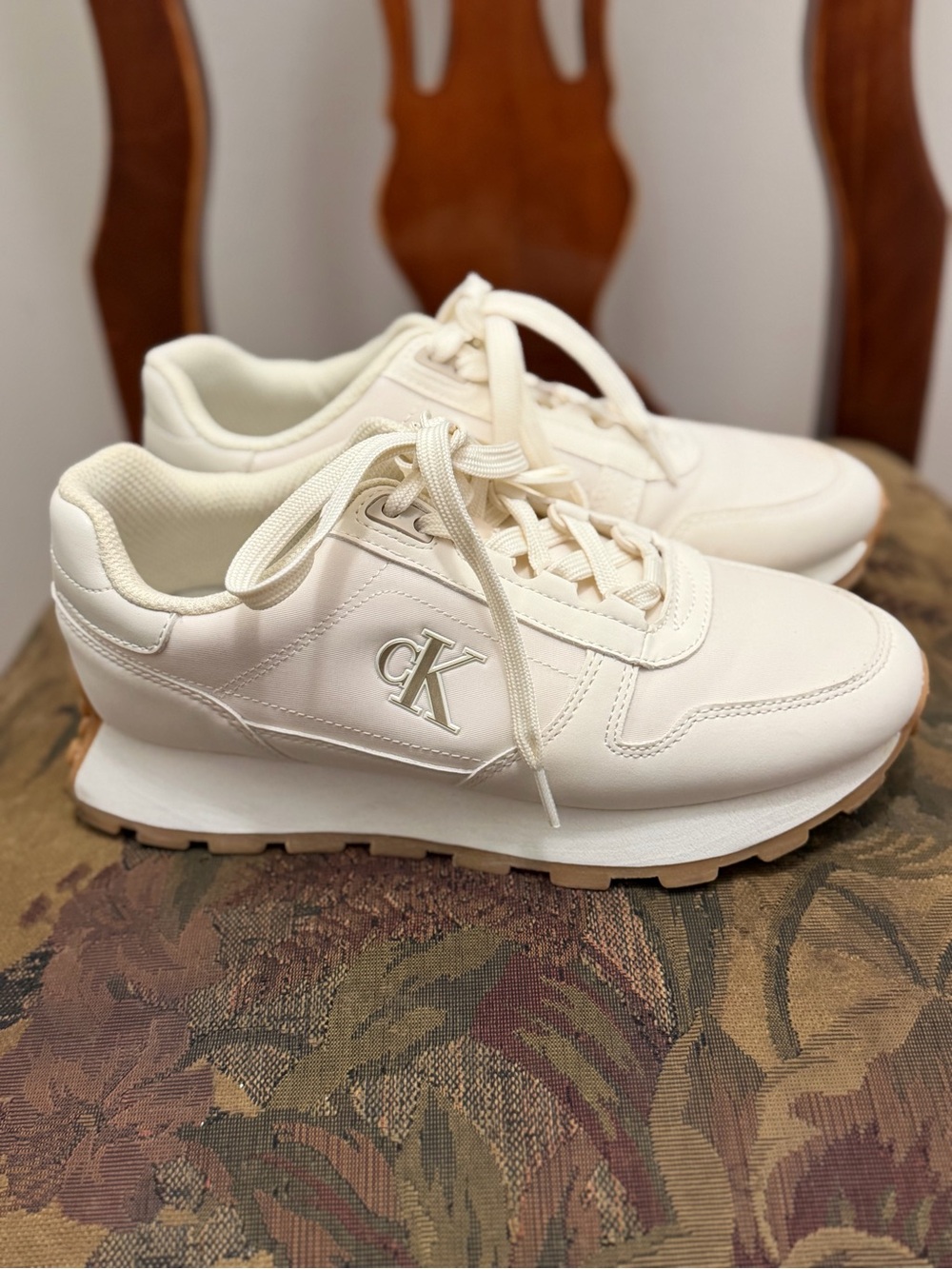 Calvin Klein Off-White Lace-Up Low-Top Sneakers